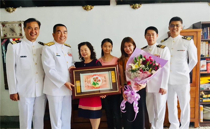 海軍教準部副指揮官袁少將108年5月9日表揚榮獲海軍模範母親李彩琴女士。