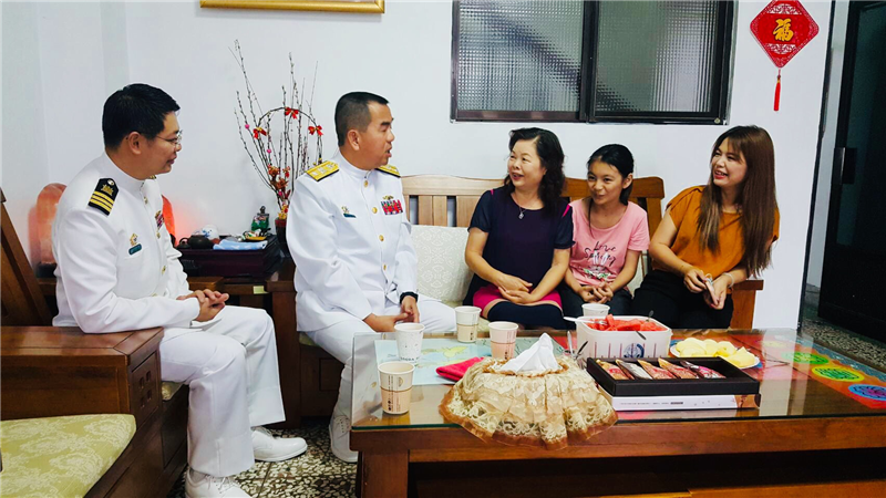 海軍教準部副指揮官袁少將對李彩琴女士教育子女有成，熱心公益的精神表示欽佩。