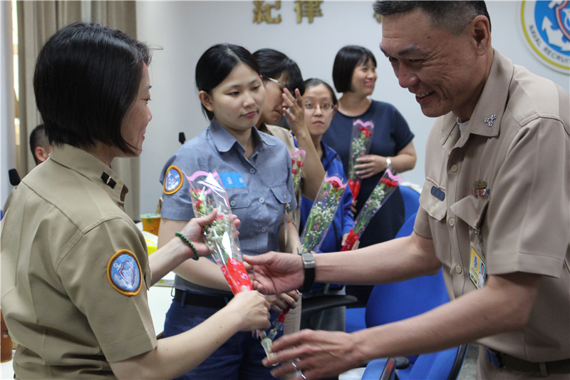 指揮官羅上校致贈花束，感謝同仁的辛勞付出。