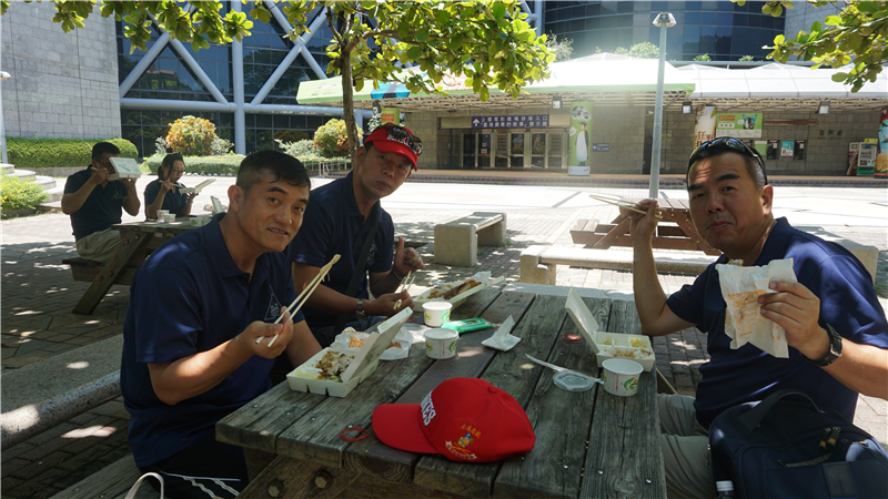 官兵及眷屬於科工館戶外園區享用美味午餐