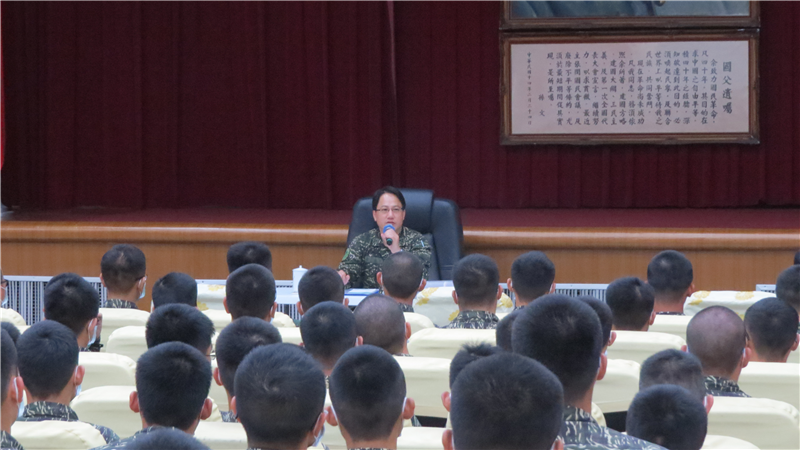 賴總隊長期勉全體役男結訓後，無論遇到任何難題，均能體現陸戰隊精神，實踐三不怕的無畏與勇敢。