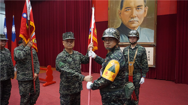 旅長李上校授連旗與旗兵。