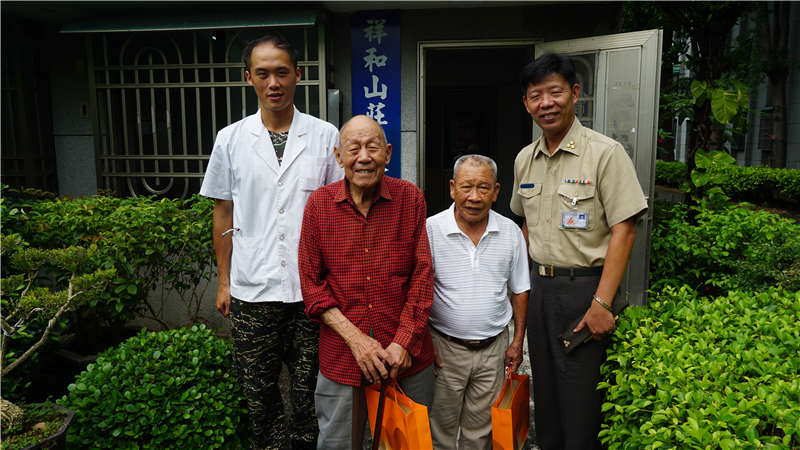 海軍陸戰隊學校政戰主任游上校(右1)與本校單身退員合影留念