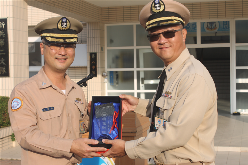 指揮官宋上校致贈第二大隊大隊長王中校離職紀念品。