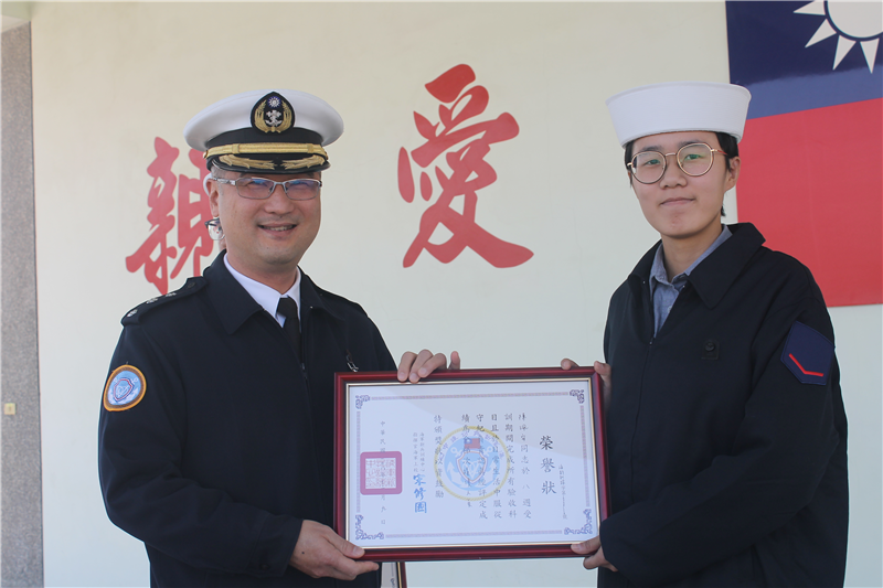 指揮官宋上校頒發結訓證書予訓練成績績優人員。