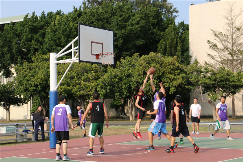 本校籃球社成員邀集戰系廠同仁切磋交流。
