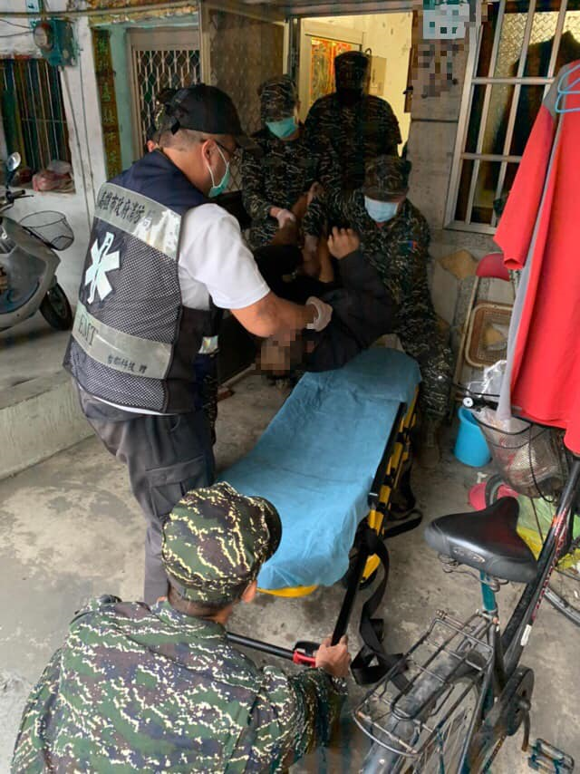 社員協助醫護人員看護身體不適長者