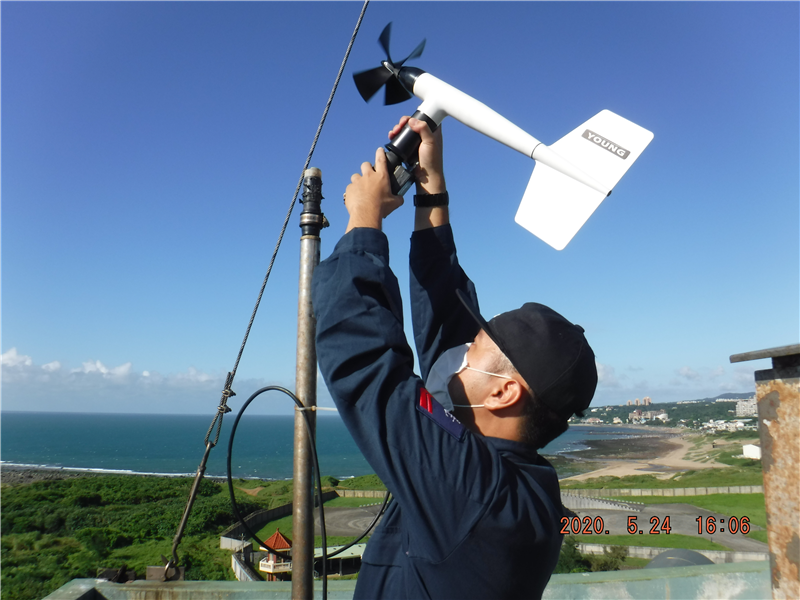 日前海軍大氣海洋局派員至三芝雷達站實施風向風速計葉片安裝。
