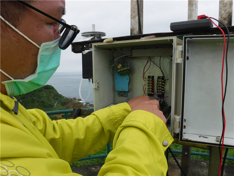 日前海軍大氣海洋局派員至基隆觀測站實施線路檢修。