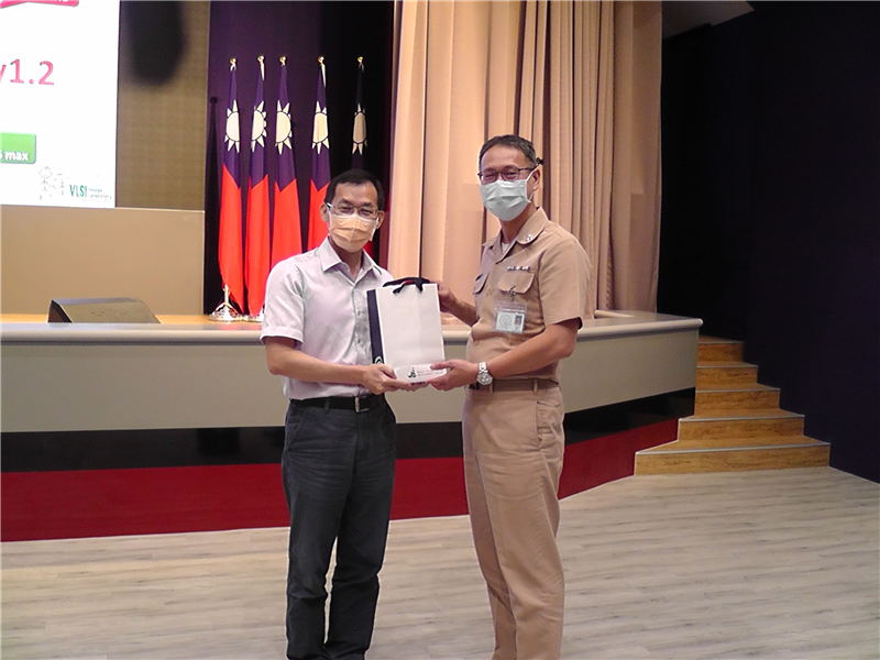 After the lecture, Captain Lu Jianzhong, Deputy Director of the NSDC presented a souvenir and took a photo.