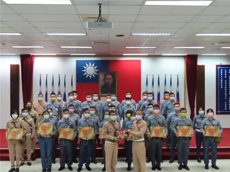 The director presented a Mid-Autumn Festival gift boxes to all the METOC & Survey Team and took a group photo together