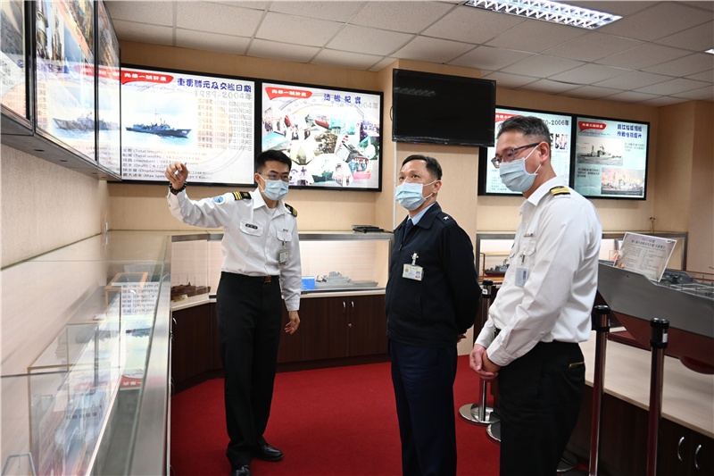 本中心副主任盧上校及湯少校介紹海軍各型船艦研發過程