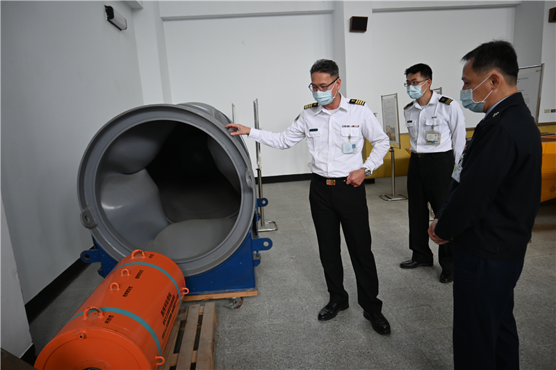 本中心副主任盧上校及湯少校介紹海軍演練用殼體組及水下載具壓力殼模