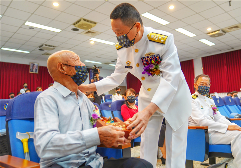 Admiral Liu, presented the award to Mr.Qu.