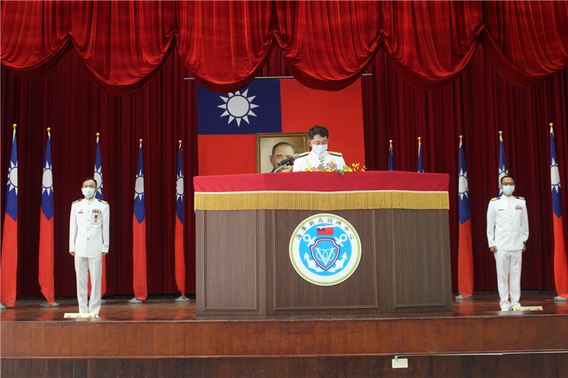 教準部指揮官敖中將主持海軍新訓中心指揮官任職布達交接典禮。