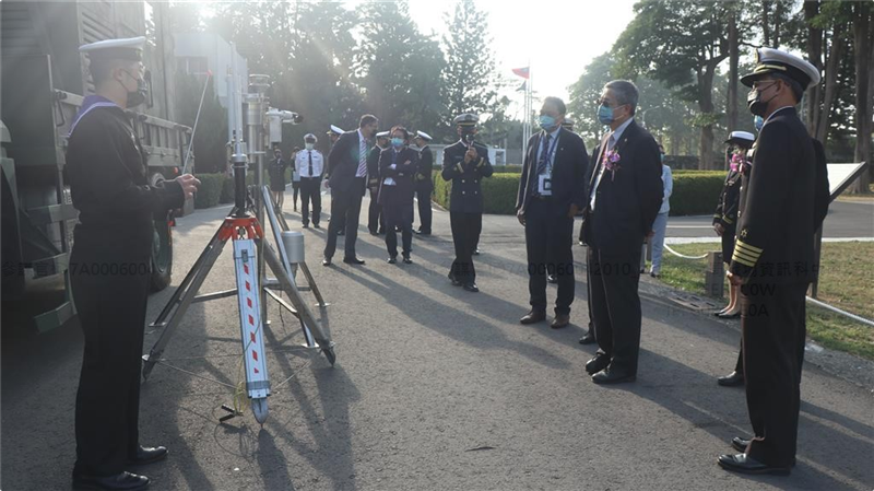 The instructor introduced the measurement equipment of the NMOO to President Chen of the NAMR.