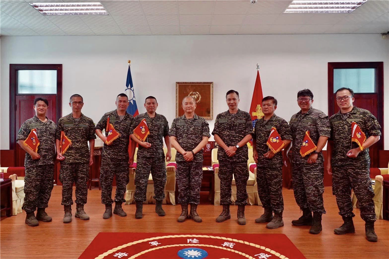 The commander took a group photo with retired master sergeants of each generation