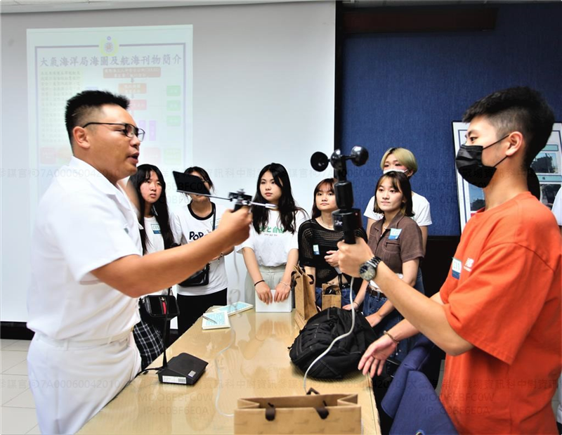 The instructor of the NMOO introduced the meteorological observation equipment to the students of Youth Bureau Kaohsiung City Government.