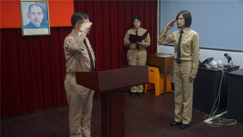 The commanding officer, CPT. Liao, of Naval Communication System Command, presided over the inauguration of newly-appointed director of political warfare, CMD. Zhang.