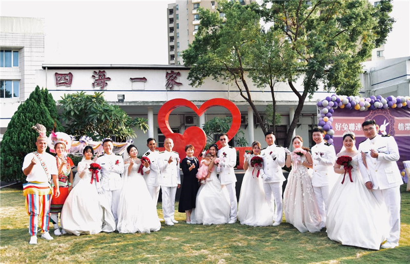 指揮官與新人合影