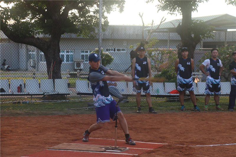 參賽人員奮力揮棒。