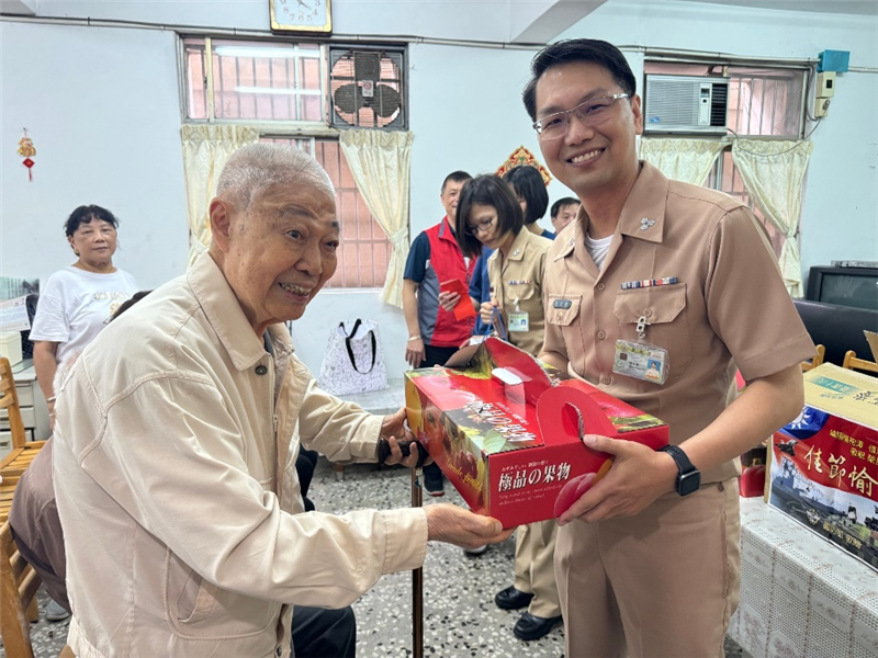 The commanding officer of Naval Communication System Command, CPT. Chen, went to the single veterans’ dormitories in Zhong-He-Xin-Zhuang, New Taipei City, to offer his regards and express his care for the veteran comrades during the Dragon Boat Festival.