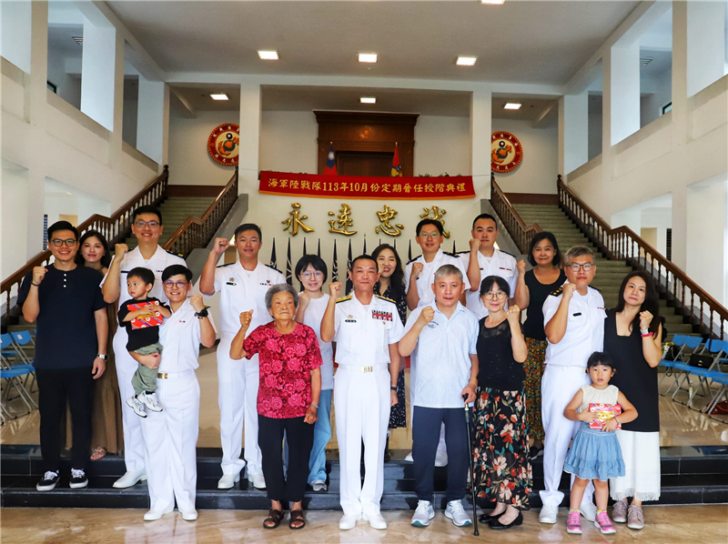 The commander took a group photo with the newly appointed personnel