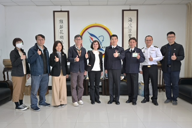 陳月端校長率領學校各重要部門主管及教授至海軍技術學校拜會代理校長鄭乃斌上校