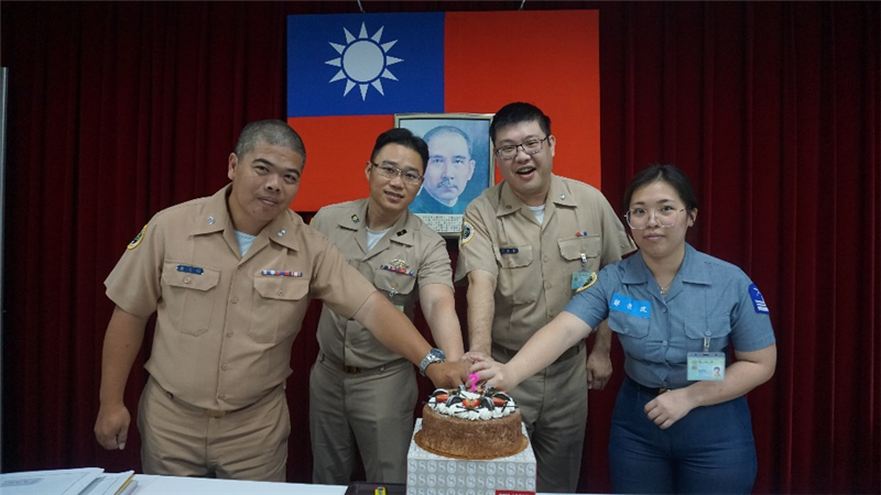 The deputy commander of Naval Communication Systems Command, CDR. Hsiao, hosted the birthday celebration for the May-born personnel.
