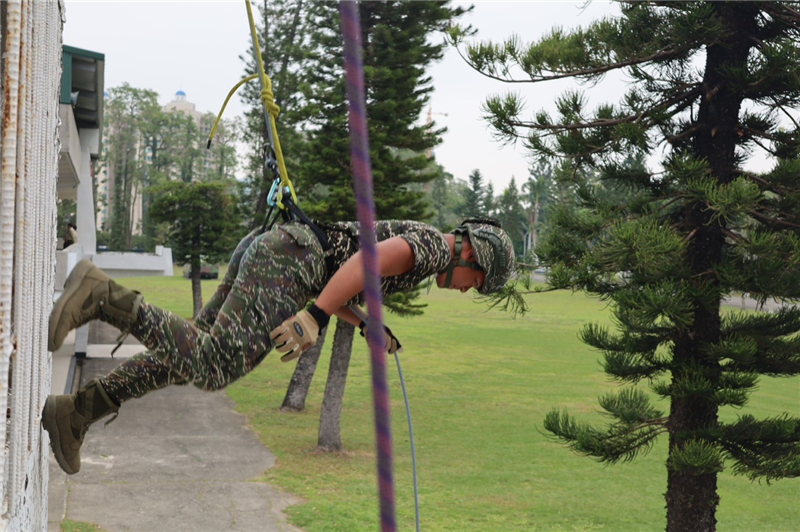 The trainees conducted rope descent training.