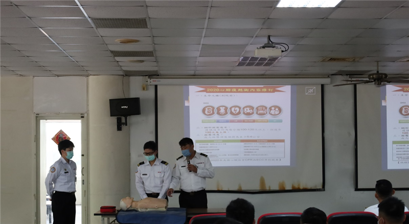 the medical personnel introducing the usage methods of CPR and AED.