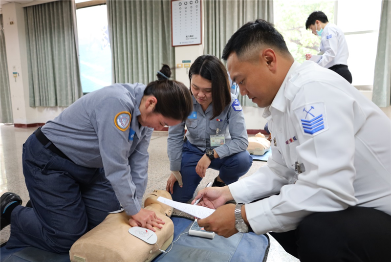 officers performing CPR and operating an AED.