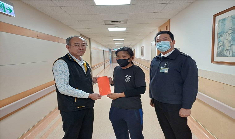   海軍左營後勤支援指揮部戰士隊陳上兵之母親，日前於高雄榮總施心導管手術，術後因復原狀況不佳，曾施裝葉克膜維生。高雄市軍人服務站陳柏夆幹事得知後，赴榮總加護病房探視，並致贈慰問金，以具體行動給予實質幫助，協助度過難關。。   政戰主任李上校表示，國軍培養人才不易，非常感謝軍人服務站送上溫暖，同時也期盼陳母能早日康復，讓生活回到正常軌道；並叮囑陳上兵，照護母親之餘也要注意自身身體狀況，才能作為家人最堅強的後盾。