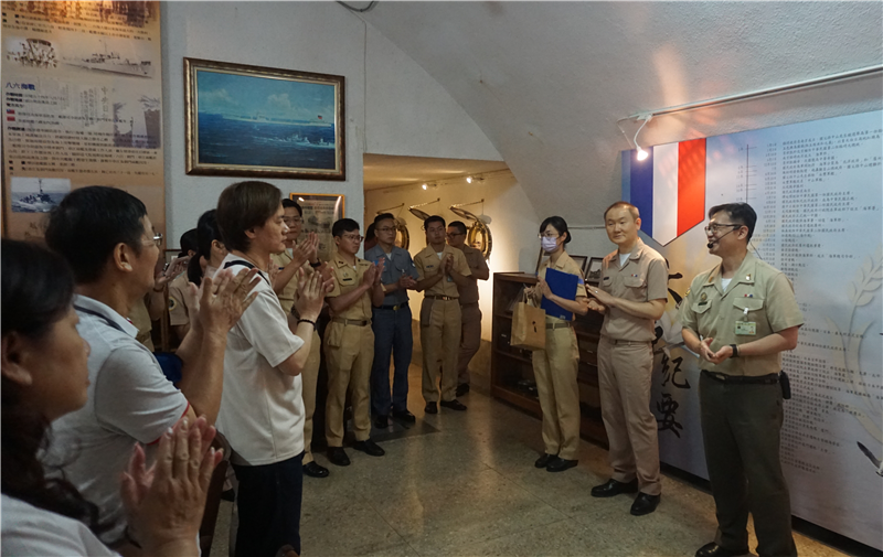 The commanding officer of Naval Communication Systems Command, CPT. Chen,  led the team to the War History Museum for a guided tour.