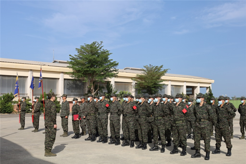 新兵精神抖擻地參與開訓典禮