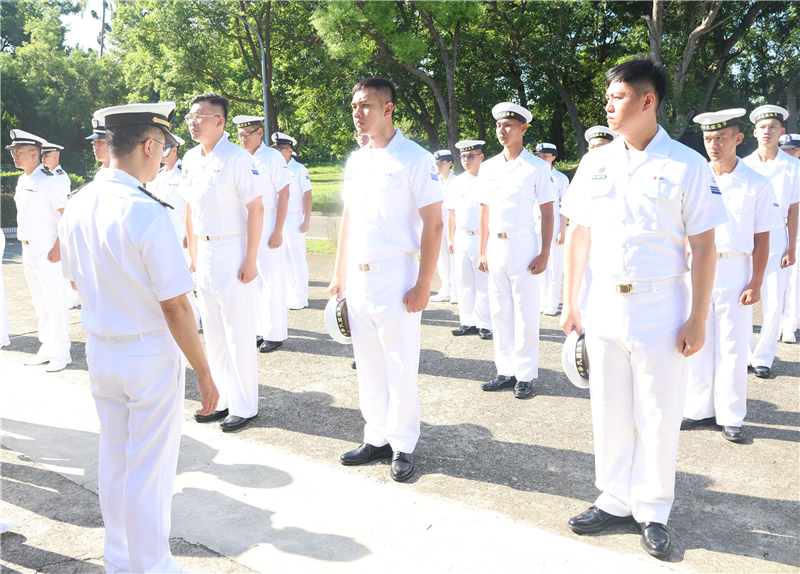 The commander of Zuoying communication brigade, CDR. Lin, presided over the June uniform and appearance inspection.