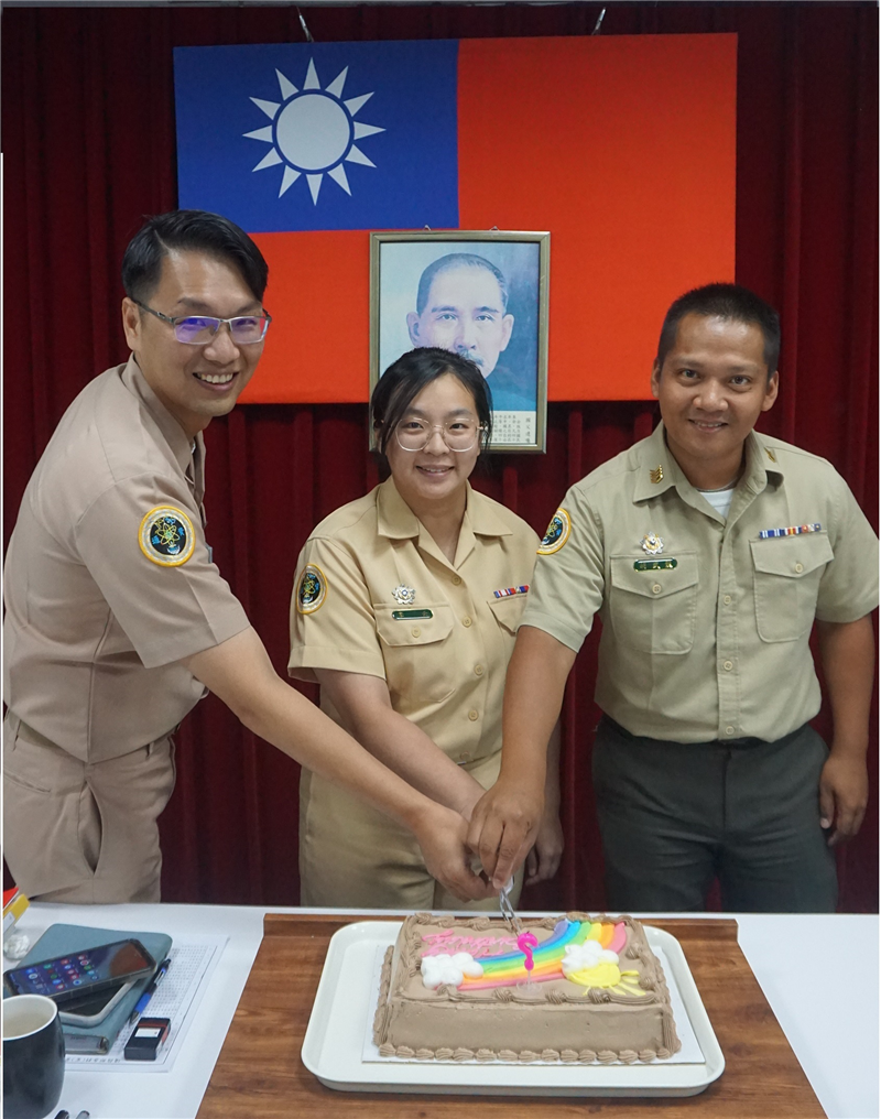 The commanding officer of Naval Communication Systems Command, CPT. Chen, presided over the July birthday celebration.