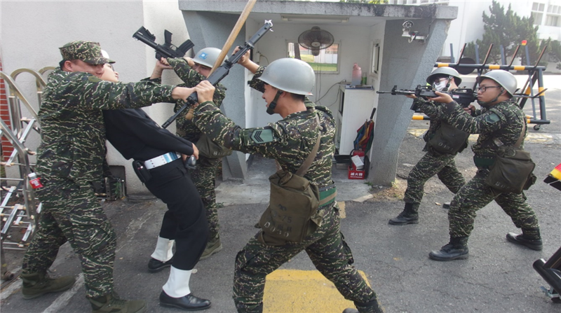不法份子脅持衛兵或搶奪槍械
