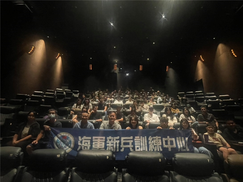 官兵與家屬全體大合影。
