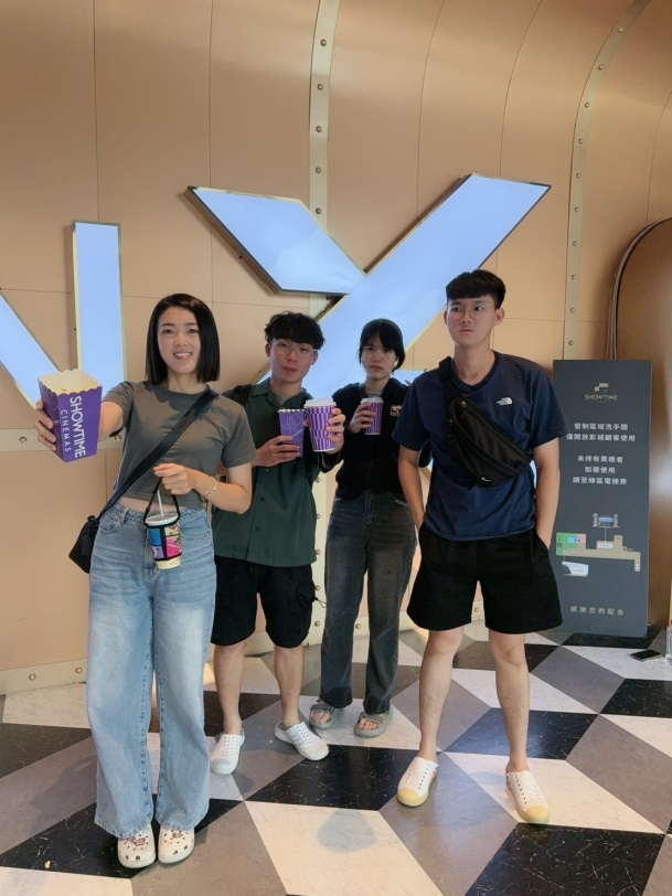 同仁與親友一同合影。