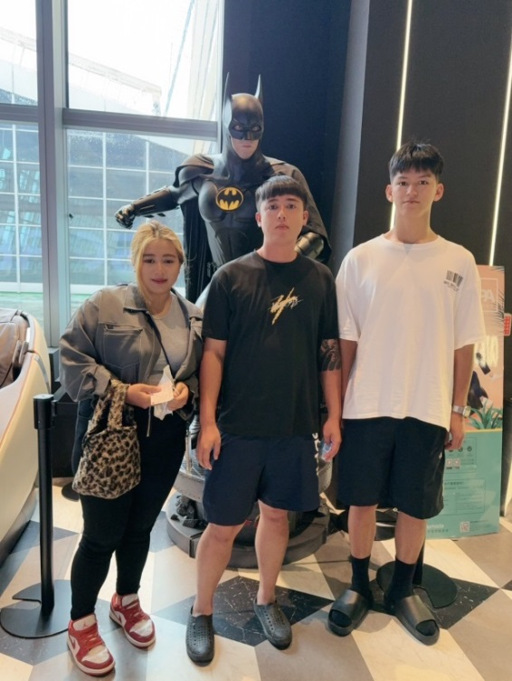 同仁與朋友們開心合影。