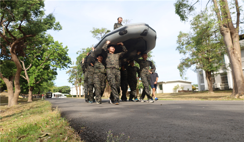 The trainees conducted boat-hoisting training.