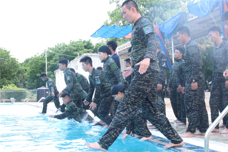 The trainees practiced the stride entry water technique.