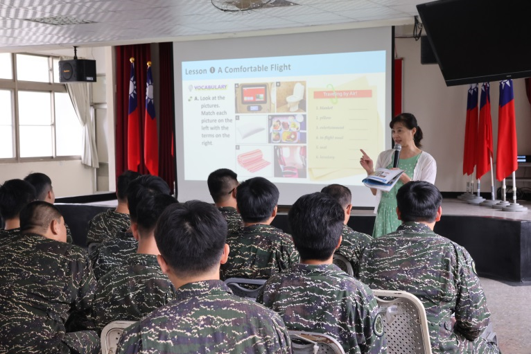 English teacher Yang Feiya presided over the August bilingual course.