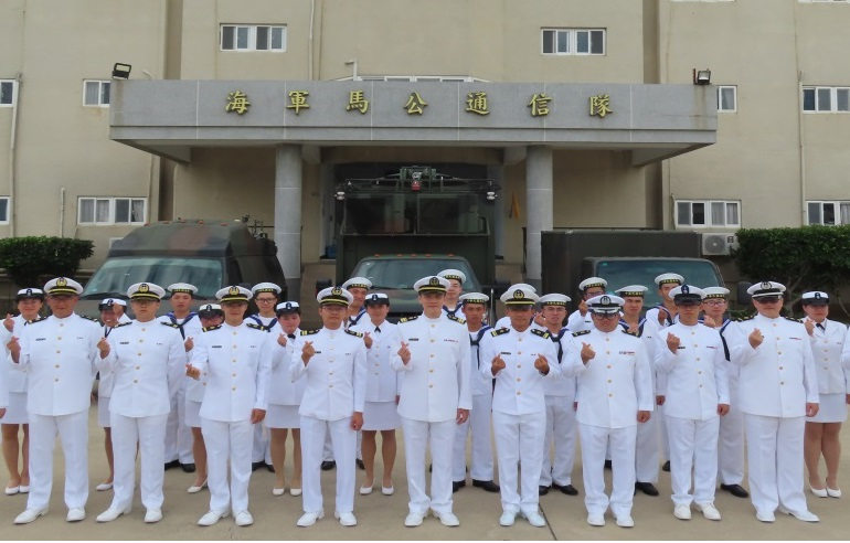 The commander of Magong communication brigade, LCDR. Lin, presided over the third-quarter uniform and appearance inspection.