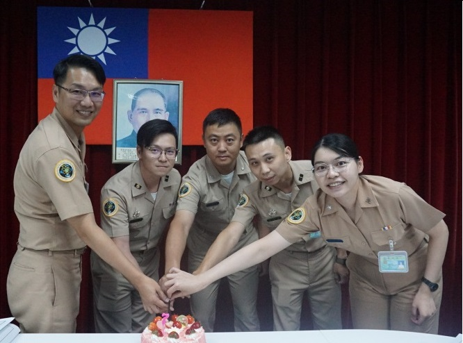 The commanding officer of Naval Communication Systems Command, CPT. Chen, presided over September Birthday Celebration. 