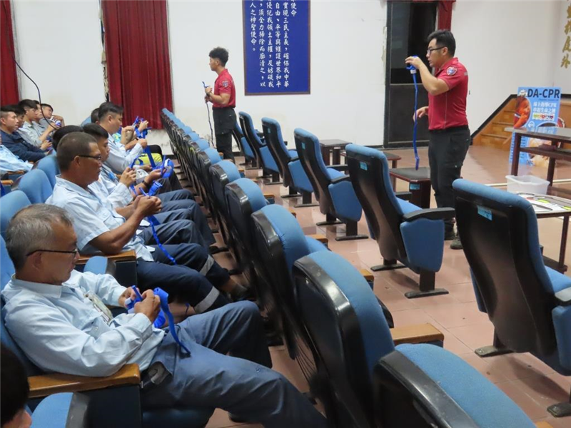The Magong Naval Logistics Support Command invited the Penghu County Fire Department's Magong Fire Department to conduct a seminar promoting emergency rescue techniques and sharing pre-hospital case studies.