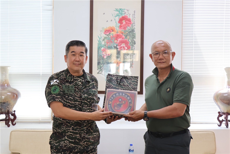 副指揮官頒發感謝狀