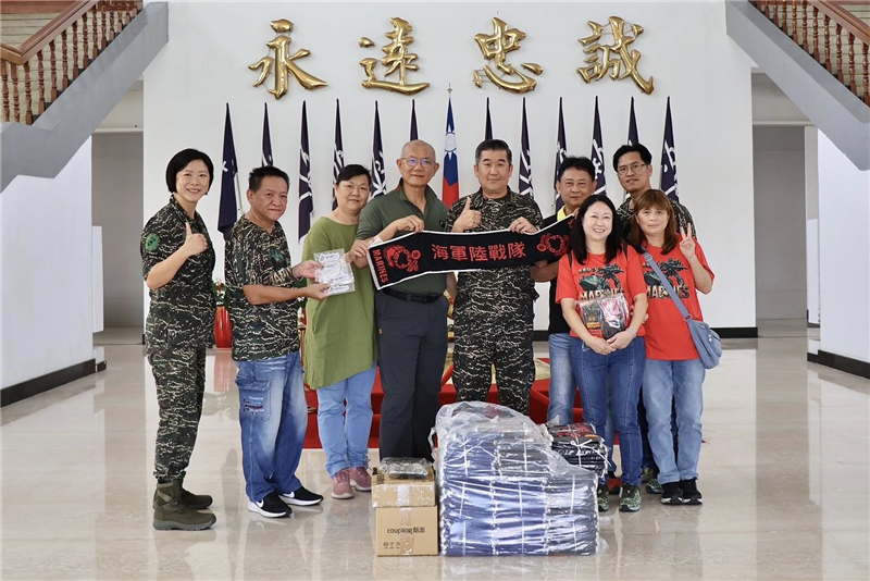 副指揮官與退員合影