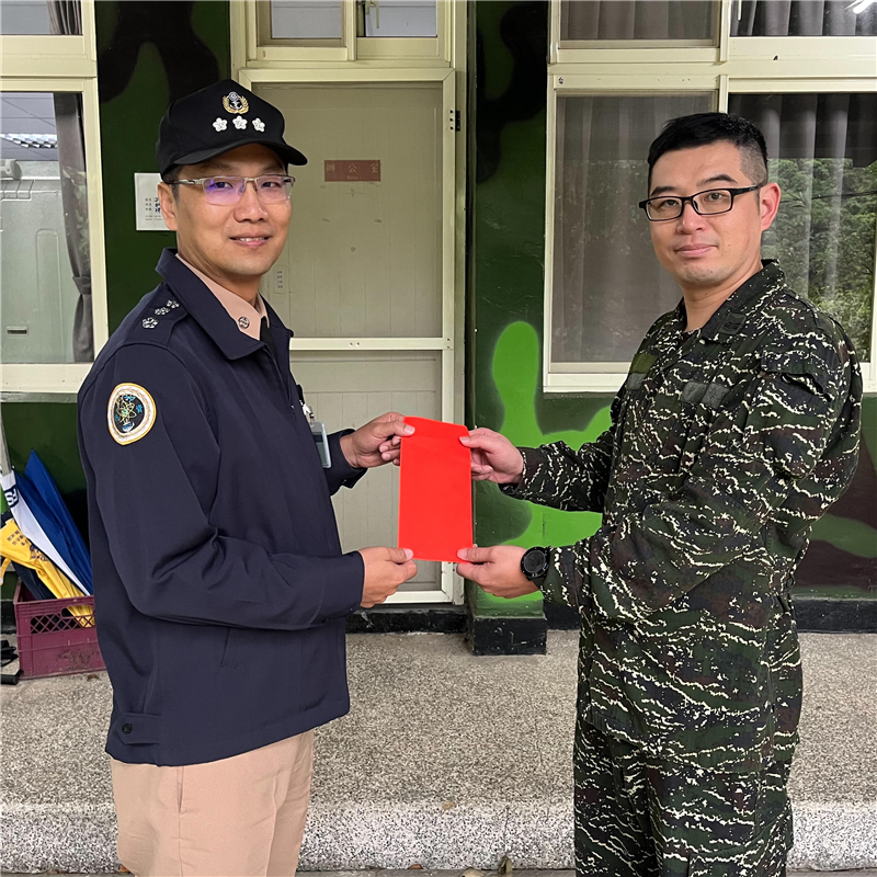 指揮官陳上校蒞綠坵山發射臺實施無預警督導並頒發加菜金。